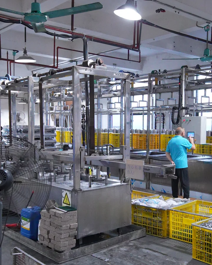 ChengrongTimes factory ultrasonic cleaning area for high-temperature cleaning of stainless steel water filter housings.