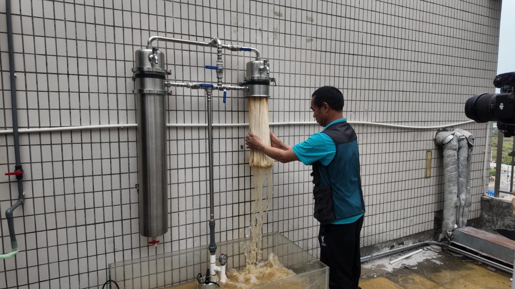 Parallel installation of two ChengrongTimes ultrafiltration water filters, showing filtered-water backwashing and manual rinsing of the membrane cartridge. This allows the cartridge to be cleaned more deeply, flushing away impurities not only from the cartridge surface but also from inside the membrane pores.