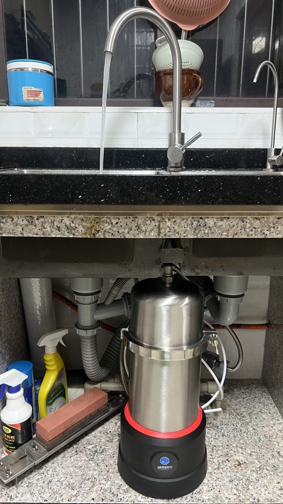An actual customer installation of the ChengrongTimes mineral-retaining water filter under the sink. Its 0.01-micron ultrafiltration membrane serves as the final filtration barrier before the water reaches the drinking-water faucet, to avoid bacterial contamination.