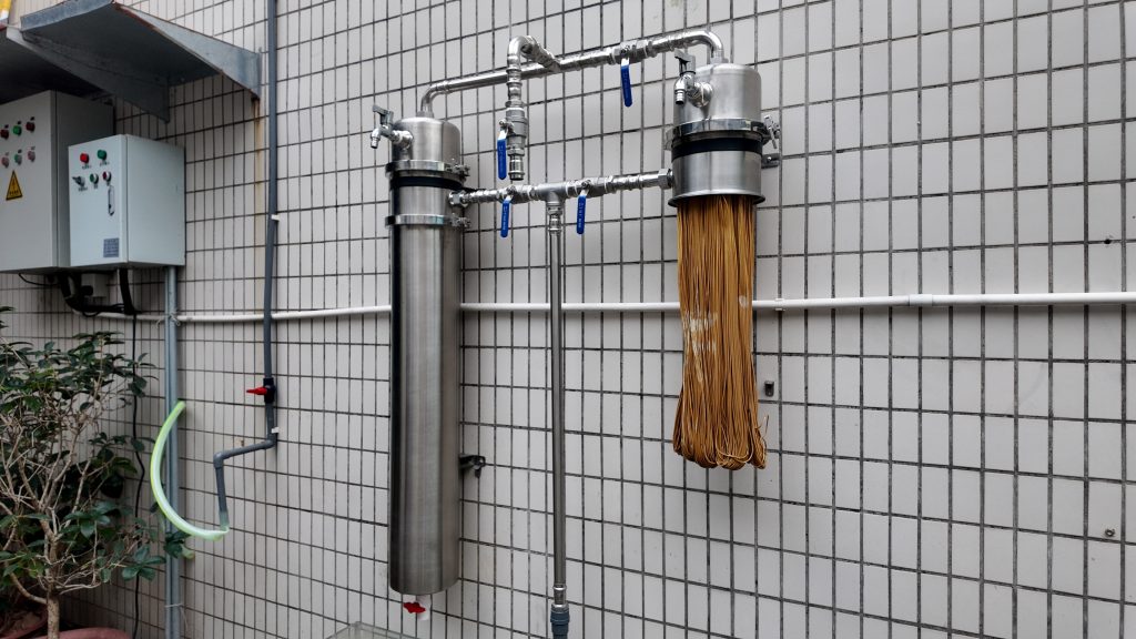 ChengrongTimes 0.1-micron ultrafiltration membrane fibers with suspended impurities retained on their surface.