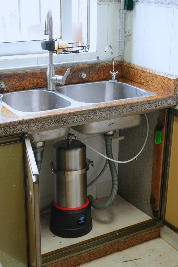 ChengrongTimes mineral-retaining under-sink water filter installed beneath a customer’s kitchen sink.