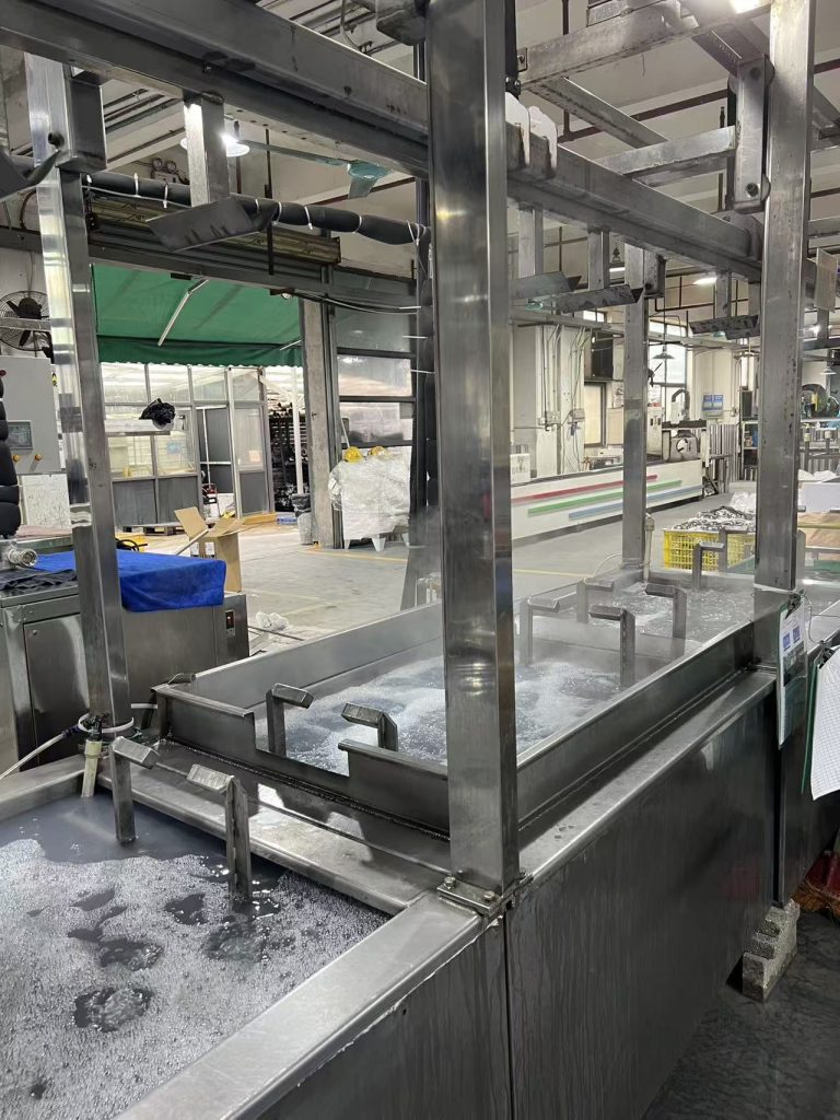 The automatic ultrasonic high-temperature cleaning machine