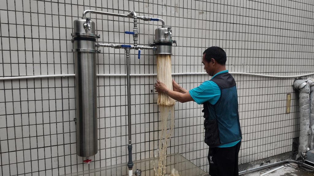ChengrongTimes whole-house ultrafiltration system demonstrating filtered-water backwashing and manual membrane cleaning