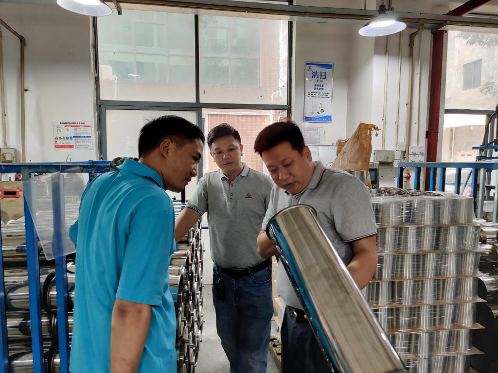 Mr. Beikan Zhuang discusses stainless-steel housing welding techniques with frontline workers at Chengrong Factory.